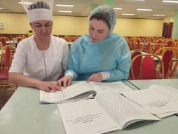 В целях мониторинга организации горячего питания школьников организовано  еженедельное дежурство со стороны родительской общественности в школьной столовой.( 29.04.2026)