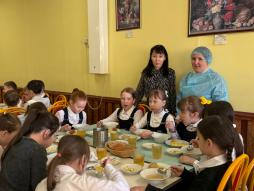 В целях мониторинга организации горячего питания школьников организовано  еженедельное дежурство со стороны родительской общественности в школьной столовой.( 08.04.2026)