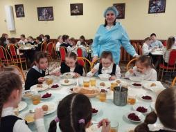 В целях мониторинга организации горячего питания школьников организовано  еженедельное дежурство со стороны родительской общественности в школьной столовой.( 03.04.2026)