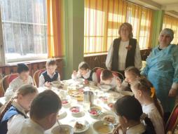 В целях мониторинга организации горячего питания школьников организовано  еженедельное дежурство со стороны родительской общественности в школьной столовой.( 23.04.2026)