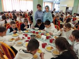 В целях мониторинга организации горячего питания школьников организовано  еженедельное дежурство со стороны родительской общественности в школьной столовой.( 04.02.2026)