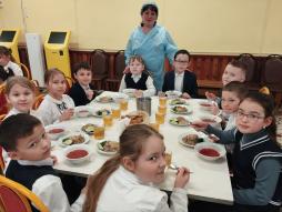 В целях мониторинга организации горячего питания школьников организовано  еженедельное дежурство со стороны родительской общественности в школьной столовой.( 20.01.2026)