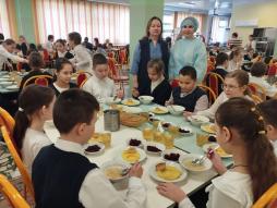 В целях мониторинга организации горячего питания школьников организовано  еженедельное дежурство со стороны родительской общественности в школьной столовой.( 25.02.2026)