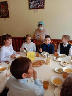 В целях мониторинга организации горячего питания школьников организовано  еженедельное дежурство со стороны родительской общественности в школьной столовой (18.05.2023)
