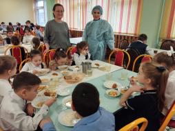 В целях мониторинга организации горячего питания школьников организовано  еженедельное дежурство со стороны родительской общественности в школьной столовой.( 09.12.2025)