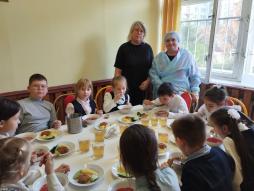 В целях мониторинга организации горячего питания школьников организовано  еженедельное дежурство со стороны родительской общественности в школьной столовой.( 08.10.2025)