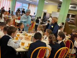 В целях мониторинга организации горячего питания школьников организовано  еженедельное дежурство со стороны родительской общественности в школьной столовой.( 15.10.2025)