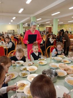 В целях мониторинга организации горячего питания школьников организовано  еженедельное дежурство со стороны родительской общественности в школьной столовой.( 18.01.2023)