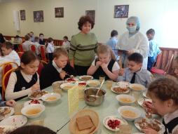 В целях мониторинга организации горячего питания школьников организовано  еженедельное дежурство со стороны родительской общественности в школьной столовой.( 28.11.2023)