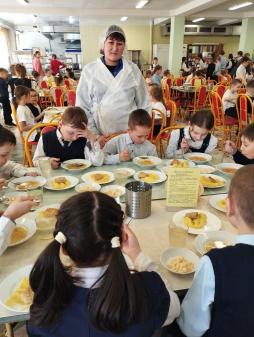 В целях мониторинга организации горячего питания школьников организовано  еженедельное дежурство со стороны родительской общественности в школьной столовой (10.04.2024)