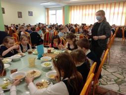 В целях мониторинга организации горячего питания школьников организовано  еженедельное дежурство со стороны родительской общественности в школьной столовой.( 13.05.2022)