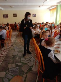 В целях мониторинга организации горячего питания школьников организовано  еженедельное дежурство со стороны родительской общественности в школьной столовой (24.11.2021)