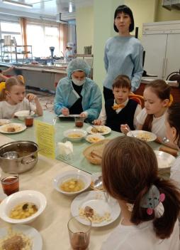 В целях мониторинга организации горячего питания школьников организовано  еженедельное дежурство со стороны родительской общественности в школьной столовой (19.10.2023)