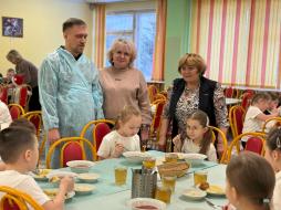 В целях мониторинга организации горячего питания школьников организовано  еженедельное дежурство со стороны родительской общественности в школьной столовой.( 17.12.2025)
