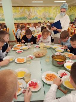 В целях мониторинга организации горячего питания школьников организовано  еженедельное дежурство со стороны родительской общественности в школьной столовой (08.09.2023)