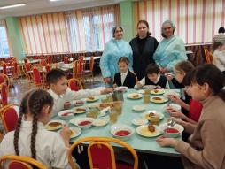 В целях мониторинга организации горячего питания школьников организовано  еженедельное дежурство со стороны родительской общественности в школьной столовой.( 19.11.2025)