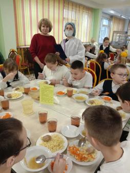 В целях мониторинга организации горячего питания школьников организовано  еженедельное дежурство со стороны родительской общественности в школьной столовой.( 21.12.2023)