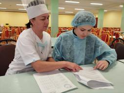 В целях мониторинга организации горячего питания школьников организовано  еженедельное дежурство со стороны родительской общественности в школьной столовой.( 09.12.2025)