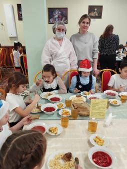 В целях мониторинга организации горячего питания школьников организовано  еженедельное дежурство со стороны родительской общественности в школьной столовой.( 28.12.2023)
