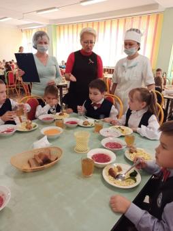 В целях мониторинга организации горячего питания школьников организовано  еженедельное дежурство со стороны родительской общественности в школьной столовой (14.09.2023)