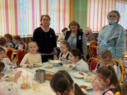 В целях мониторинга организации горячего питания школьников организовано  еженедельное дежурство со стороны родительской общественности в школьной столовой.( 23.12.2025)