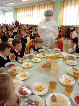 В целях мониторинга организации горячего питания школьников организовано  еженедельное дежурство со стороны родительской общественности в школьной столовой (16.11.2023)
