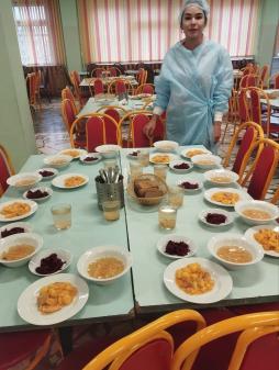 В целях мониторинга организации горячего питания школьников организовано  еженедельное дежурство со стороны родительской общественности в школьной столовой.( 07.11.2025)