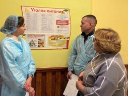 В целях мониторинга организации горячего питания школьников организовано  еженедельное дежурство со стороны родительской общественности в школьной столовой.( 05.12.2025)