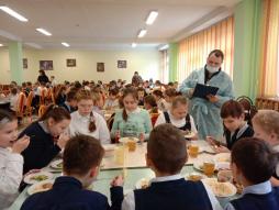 В целях мониторинга организации горячего питания школьников организовано  еженедельное дежурство со стороны родительской общественности в школьной столовой (17.11.2022)