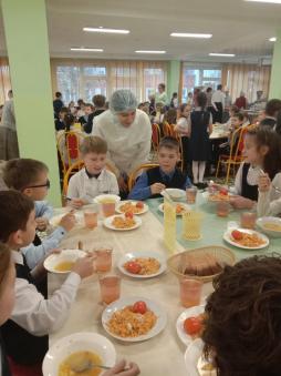В целях мониторинга организации горячего питания школьников организовано  еженедельное дежурство со стороны родительской общественности в школьной столовой (11.11.2022)